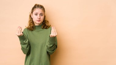 Beyazlı genç bir kadın bej arka planda izole edilmiş. Parası olmadığını gösteriyor..