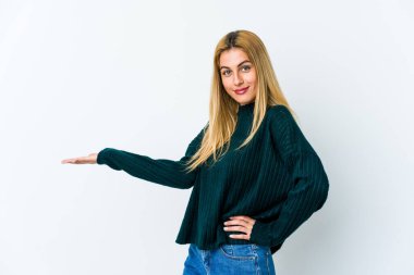 Beyaz arka planda izole edilmiş genç sarışın kadın hoş bir yüz ifadesi sergiliyor..