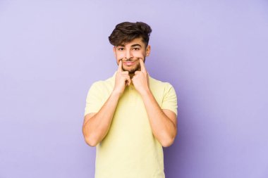 Mor bir geçmişi olan genç bir Arap, iki seçenek arasında kuşkulanıyor..