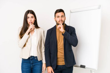 Kafkasyalı genç iş çifti ya sır saklıyor ya da sessizlik istiyor..