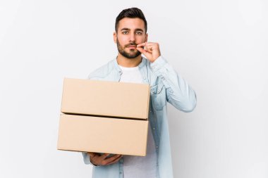 Genç, beyaz bir adam yeni evine taşınıyor. Parmakları dudaklarında ve bir sırrı saklıyor..