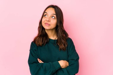 Genç melez İspanyol kadın amaçlarına ve amaçlarına ulaşmak için izole edilmiş.