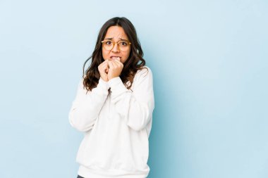 Genç, Latin kökenli, korkmuş ve yalnız bir kadın..