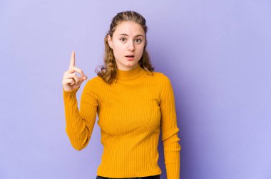 Mor arka planda beyaz bir kadının bir fikri, ilham konsepti var..