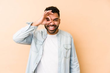 Genç, melez, Arap bir adam. Heyecanlı. Gözünü dört aç..