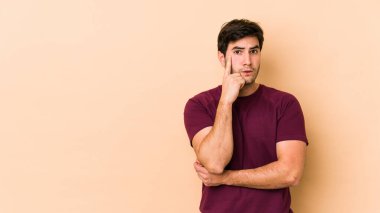 Bej arka planda izole edilmiş genç bir adamın harika bir fikri var, yaratıcılık kavramı..