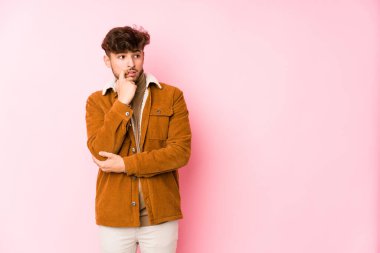 Yalnız poz veren genç bir Arap.