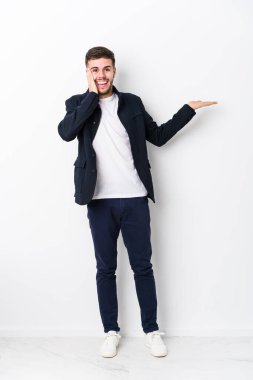 Tam gövdeli, beyaz tenli bir adam avucunun içinde fotokopi alanı tutuyor, el üstünde tutuyor. Şaşırmış ve mutlu..