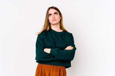 Beyaz arka planda izole genç beyaz kadın tekrarlanan bir görevden yoruldu.