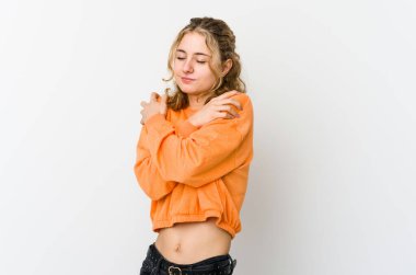 Beyaz arka arkaya sarılan, gamsız ve mutlu gülümseyen beyaz bir kadın..