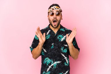 Genç hippi yalnız kaldı. Şaşırdı ve şok oldu..