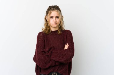 Beyaz sırtlı beyaz bir kadın hoşnutsuzca kaşlarını çatıyor, kollarını kavuşturuyor..