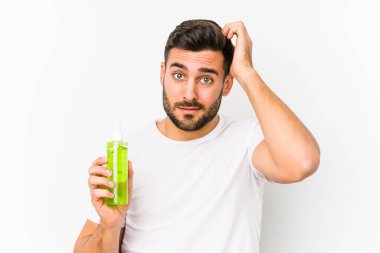 Genç, beyaz bir adam elinde aloe vera ile nemlendirici tutuyordu. Şok olmuştu. Önemli bir buluşmayı hatırladı..