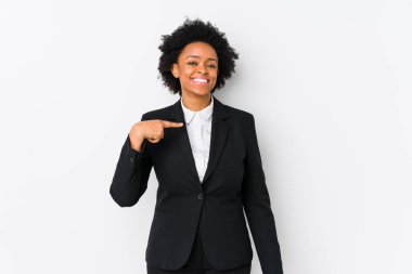 Orta yaşlı Afrikalı Amerikalı bir iş kadınına karşı beyaz bir arka plan izole edilmiş, gömlek fotokopi alanını işaret eden, gururlu ve kendinden emin biri.