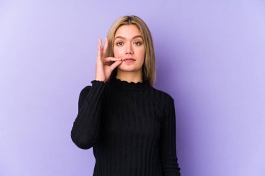 Sarışın, beyaz tenli, dudakları dudaklarında bir sır saklayan bir kadın..