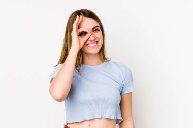 Beyaz arka planda izole edilmiş beyaz bir kadın heyecanlı..