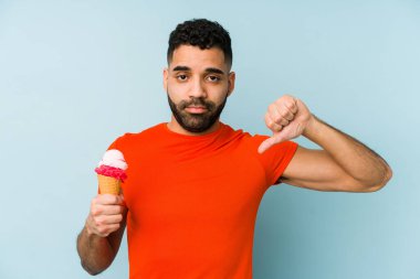 Dondurma tutan genç latin adam hoşlanmadığı bir jest yapıyor, kabul etmiyor. Anlaşmazlık konsepti.
