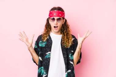 Genç beyaz adam zaferi ya da başarıyı kutluyor, şaşırıyor ve şok oluyor..