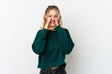 Beyaz arka plandaki genç beyaz kadın dedikodu yapıyor, bir şeyleri haber veriyor..