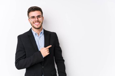 Beyaz arka planda poz veren beyaz tenli genç bir iş adamı Kafkasyalı genç bir iş adamını izole etti. Gülümsedi ve boş alanda bir şey gösterdi..