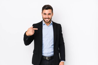 Beyaz arka planda yaşayan beyaz tenli bir iş adamına karşı gömlek fotokopi alanını gösteren, gururlu ve kendinden emin bir adam.