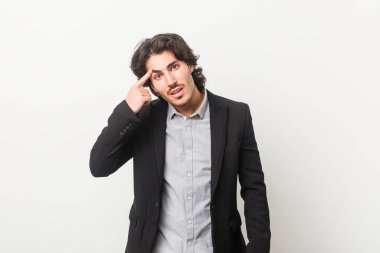 Beyaz bir geçmişi olan genç bir iş adamı işaret parmağıyla bir hayal kırıklığı gösteriyor..