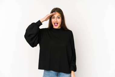 Beyaz arka planda izole genç beyaz kadın yüksek sesle bağırıyor, gözleri açık ve elleri gergin tutuyor..