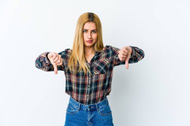 Beyaz arka planda izole edilmiş genç sarışın kadın hoşlanmadığı bir hareket gösteriyor. Anlaşmazlık konsepti.