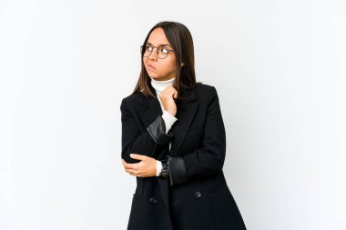 Genç melez iş kadını beyaz arka planda izole edilmiş kafası karışmış, kuşkulu ve güvensiz hissediyor..