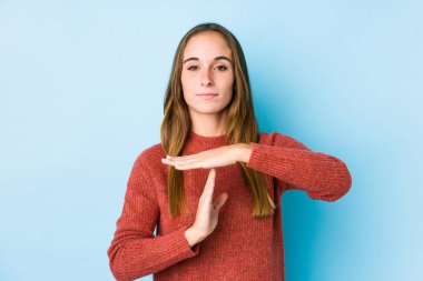 Kafkasyalı genç bir kadın tecrit edilmiş bir şekilde poz veriyor..