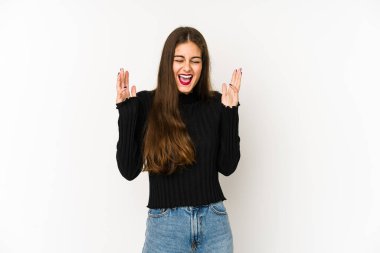 Beyaz arka planda izole genç beyaz kadın yüksek sesle gülüyor elini göğsüne koyuyor..