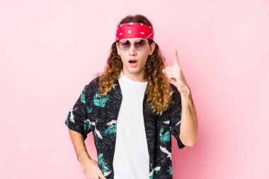 Kafkasyalı genç hippi bir fikri ve ilham konsepti var..