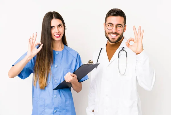 Joven Doctor Hombre Una Enfermera Aislado Alegre Confiado Mostrando Gesto —  Fotos de Stock