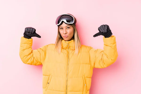 Unge Kvinner Skiklær Med Rosa Bakgrunn Føler Seg Stolte Selvsikre – stockfoto