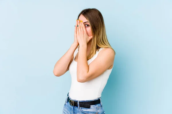 Jonge Blanke Vrouw Geïsoleerd Blauwe Achtergrond Knipperen Door Vingers Bang — Stockfoto