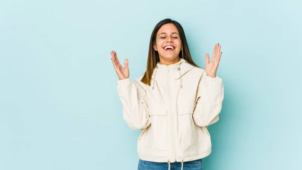 Fiatal Elszigetelt Kék Háttér Örömteli Nevetés Sokat Boldogság Fogalma — Stock Fotó