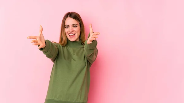 Giovane Donna Caucasica Isolata Sfondo Rosa Sente Fiducioso Dando Abbraccio — Foto Stock