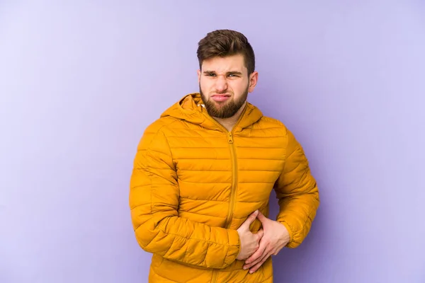 Jovem Isolado Fundo Roxo Com Dor Fígado Dor Estômago — Fotografia de Stock