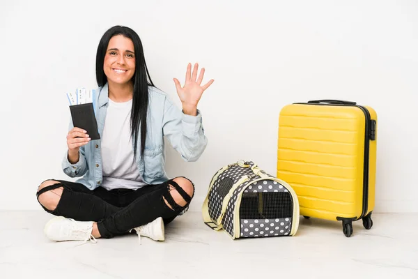 Mujer Viajera Con Gato Aislado Sobre Fondo Blanco Sonriendo Alegre —  Fotos de Stock