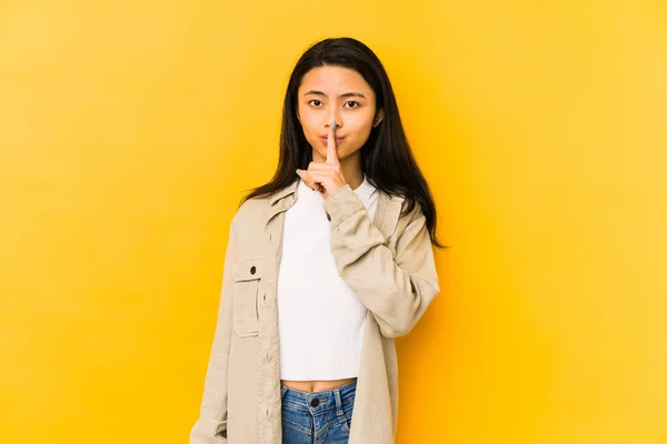 Joven Mujer China Aislada Sobre Fondo Amarillo Guardando Secreto Pidiendo —  Fotos de Stock