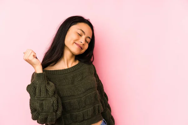 Ung Kinesisk Kvinna Isolerad Rosa Bakgrund Dans Och Kul — Stockfoto