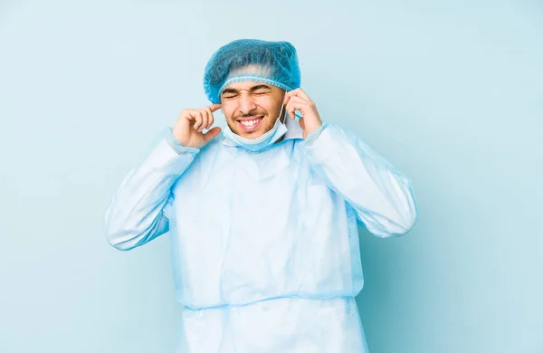 Молодий Арабський Хірург Ізольований Синьому Фоні Покриваючи Вуха Руками — стокове фото