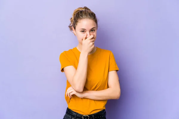 Joven Mujer Caucásica Sobre Fondo Púrpura Riendo Feliz Despreocupado Emoción —  Fotos de Stock