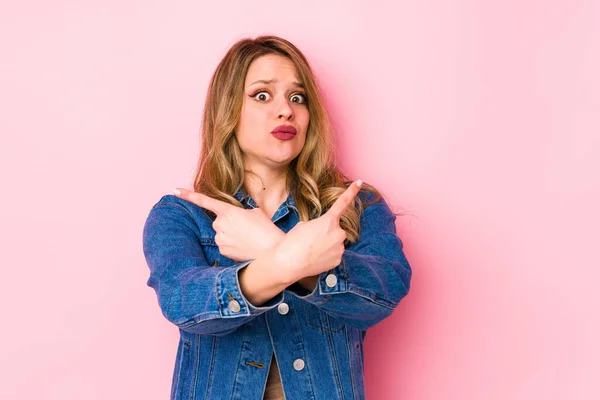 Joven Mujer Caucásica Aislada Puntos Fondo Rosa Lado Está Tratando — Foto de Stock