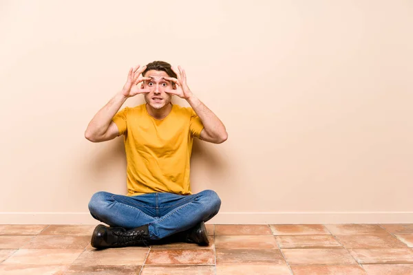Νεαρός Καυκάσιος Που Κάθεται Στο Πάτωμα Απομονωμένος Κρατώντας Μάτια Ανοιχτά — Φωτογραφία Αρχείου