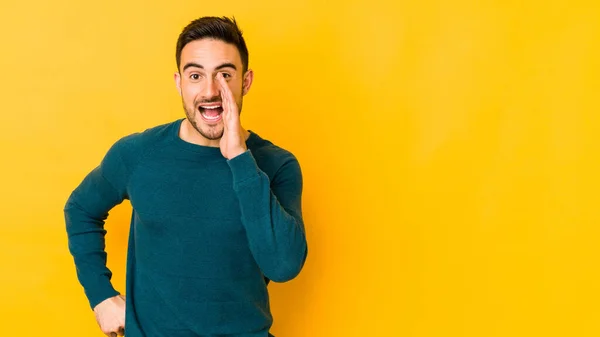 Jonge Blanke Man Geïsoleerd Gele Bakgrond Schreeuwen Opgewonden Naar Voren — Stockfoto