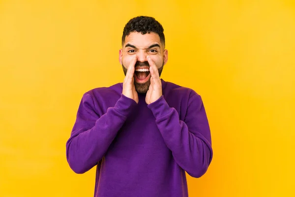 Joven Mestiza Árabe Hombre Aislado Gritando Emocionado Frente — Foto de Stock