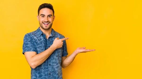 Jonge Blanke Man Geïsoleerd Gele Bakgrond Opgewonden Met Een Kopieerruimte — Stockfoto