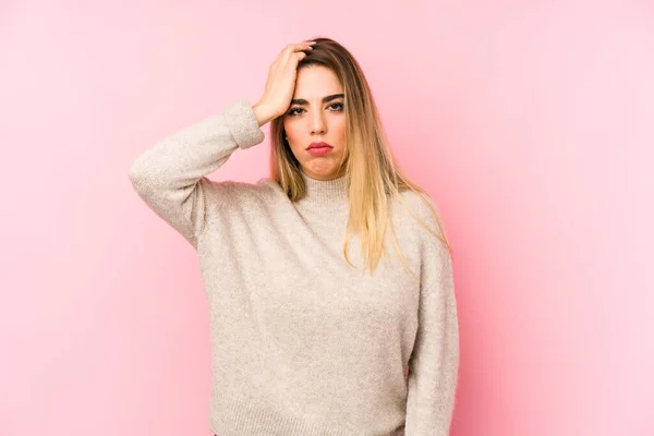 Mulher Meia Idade Sobre Fundo Isolado Sendo Chocado Ela Lembrou — Fotografia de Stock