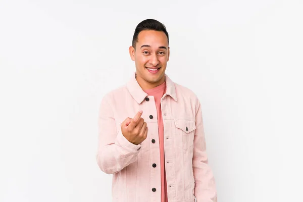 Junger Lateinischer Mann Posiert Isoliert Und Zeigt Mit Dem Finger — Stockfoto